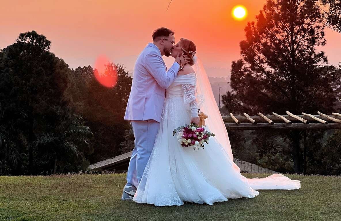Casal Amaro Music ao pôr do sol